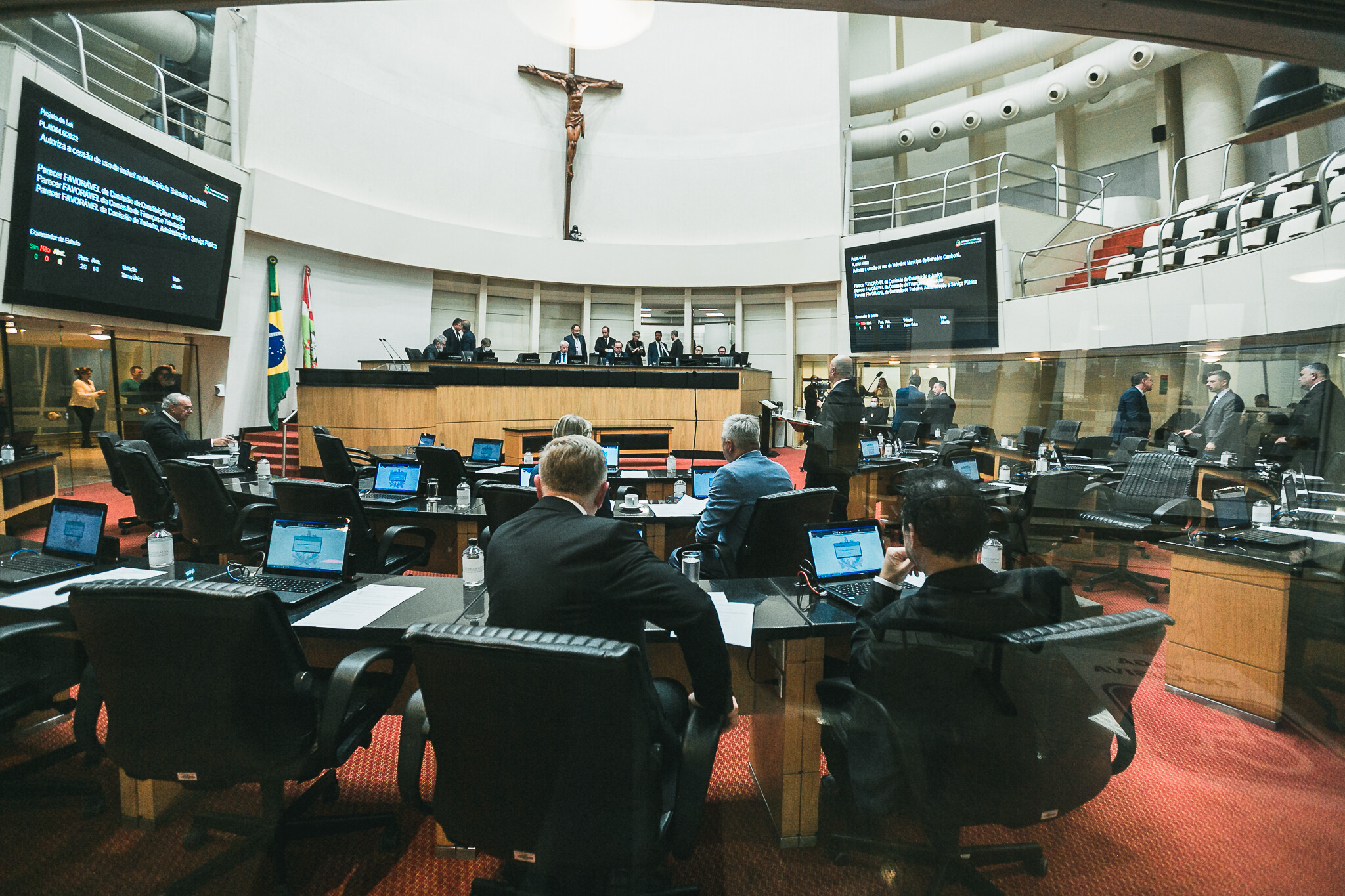 Plenário aprova 15 projetos de lei sobre doação de imóveis