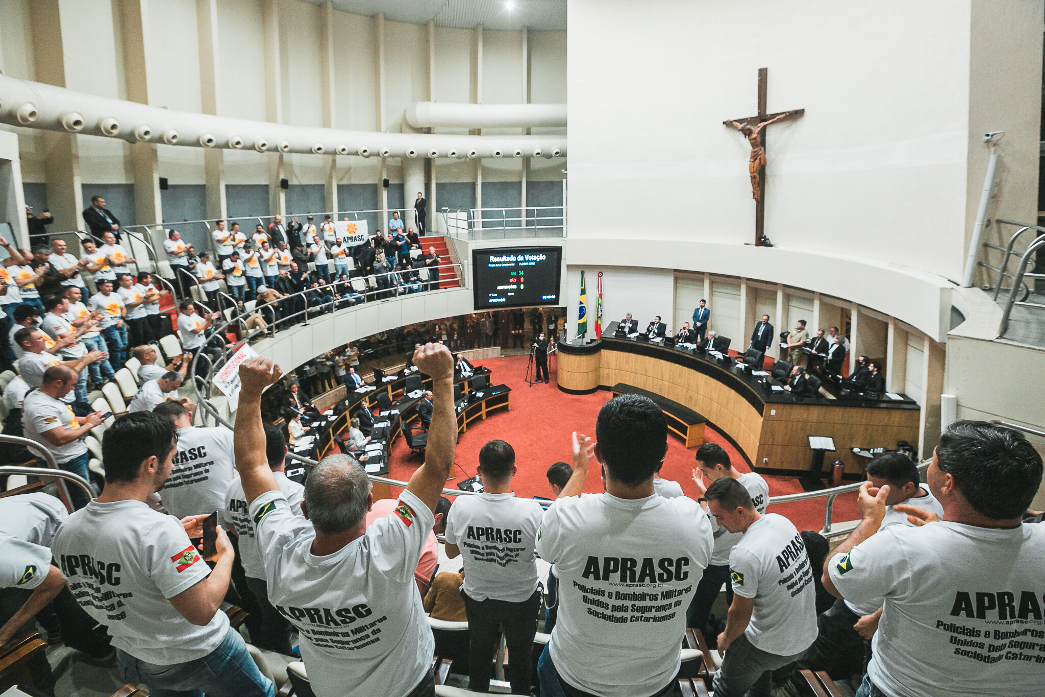 Plenário aprova plano de carreira dos praças e rejeita militares temporários