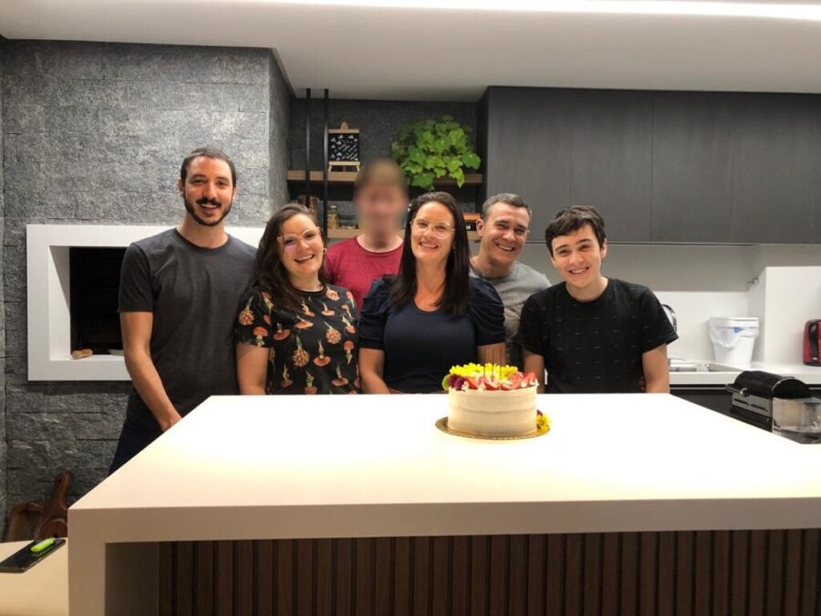 A família Ructz apadrinhou João Pedro (o rosto dele foi desfocado para preservação da identidade); apadrinhamento afetivo está previsto no Estatuto da Criança e do Adolescente