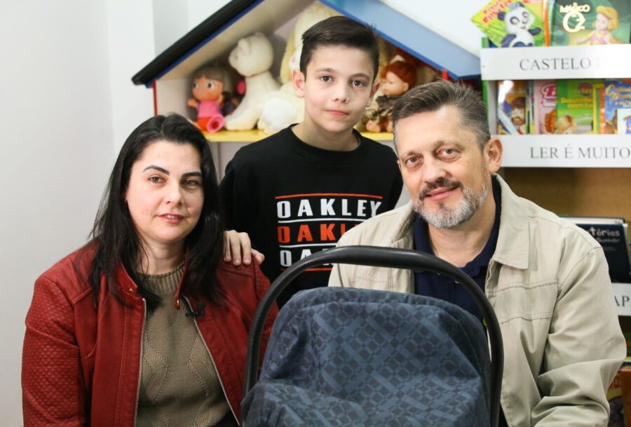 O casal Dulcinéia e Edmar Franzmann, com o filho biológico, são exemplo de Família Acolhedora; atualmente cuidam de um bebê de 11 meses