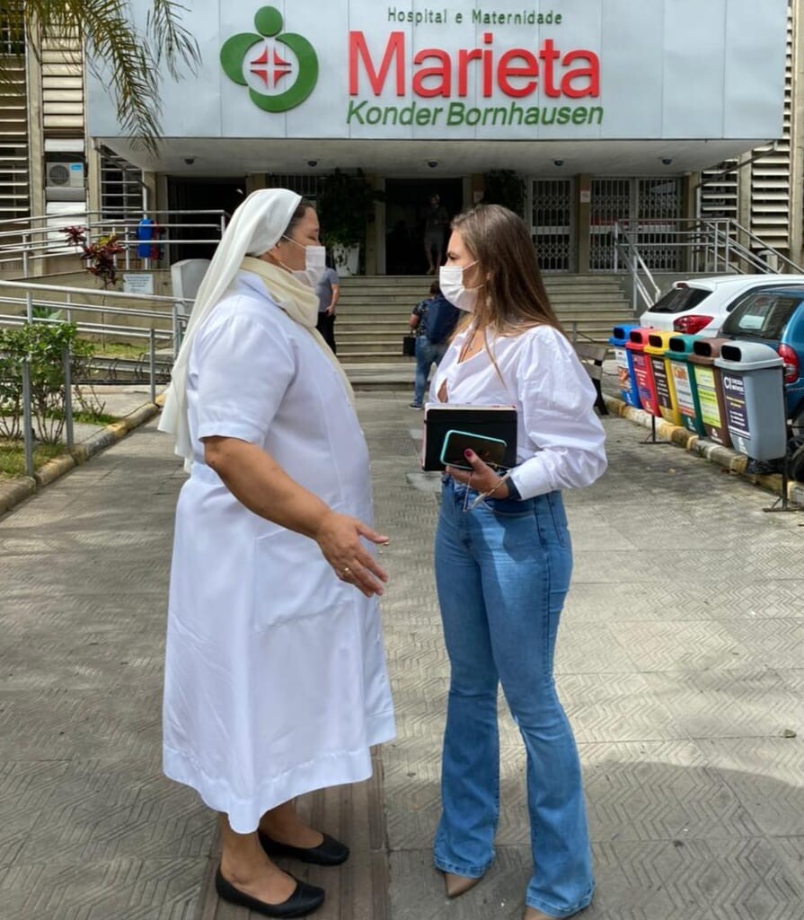 Deputada Paulinha e irmã que administra o Hospital e Maternidade Marieta Konder Bornhausen