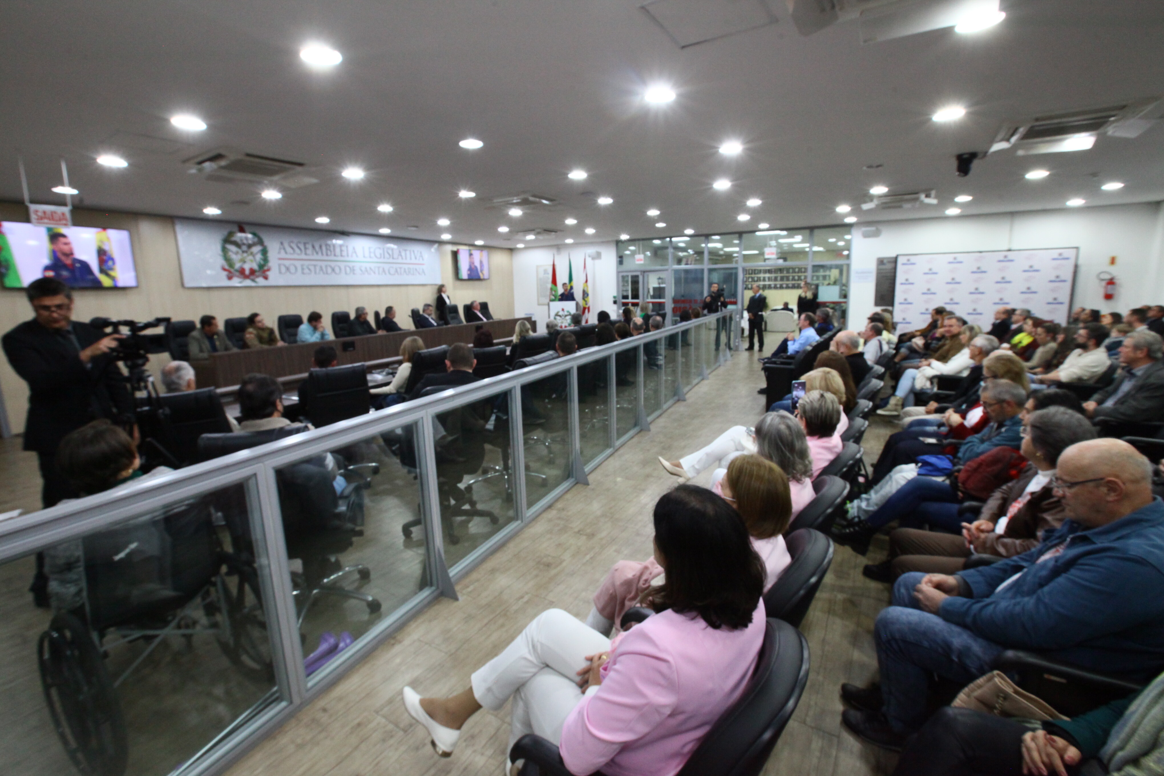 Assembleia homenageia entidades, associações e lideranças de Blumenau