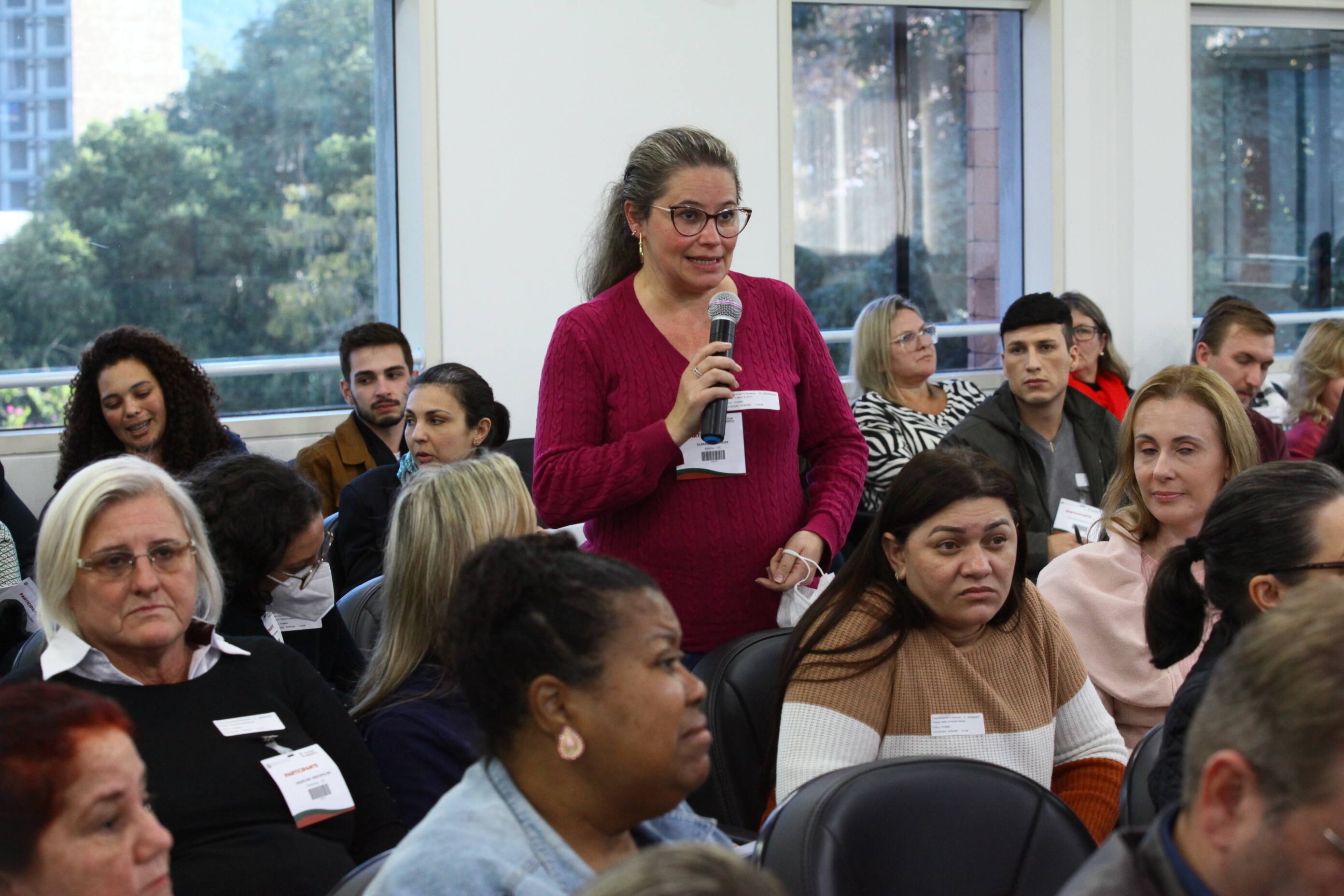Participantes do seminário questionaram as palestrantes