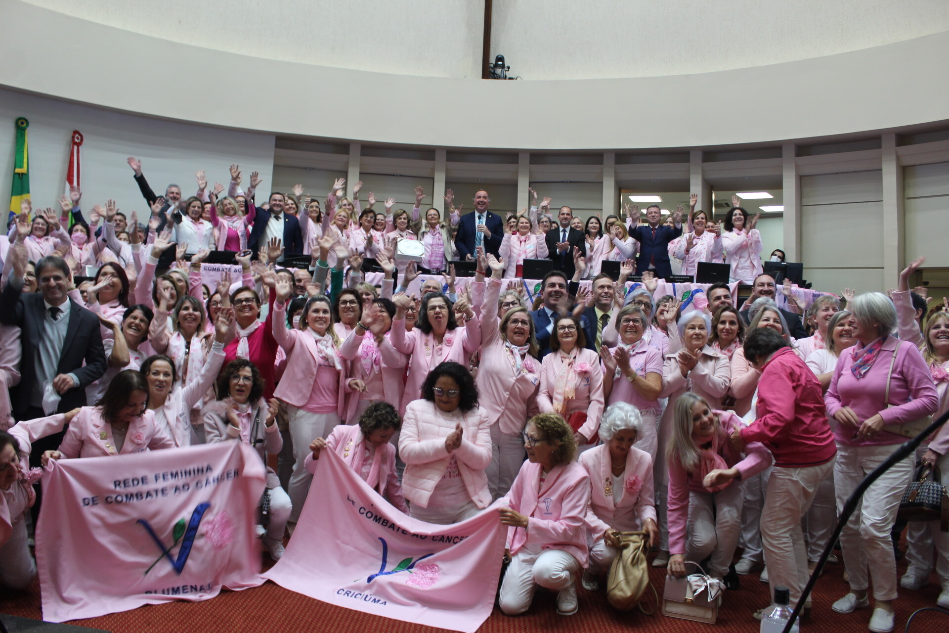 Deputada Ada de Luca e parlamentares recepcionam voluntárias da Rede Feminina de Combate ao Câncer de SC