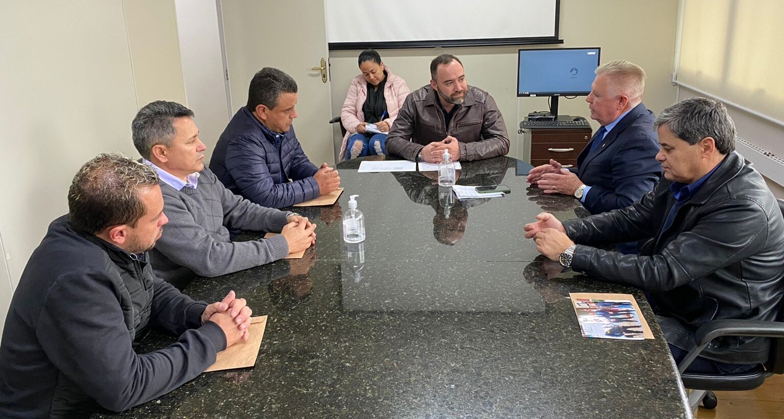 Situação dos Hospitais de Santa Cecília e Lages foi tratada em reunião com a presença do deputado Nilso Berlanda (PL). FOTO: Divulgação
