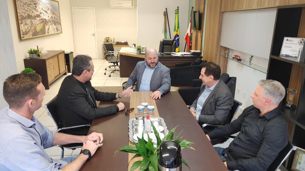 Deputado Coronel Mocellin em reunião com o prefeito de Mafra, Emerson Maas, e lideranças do Planalto Norte