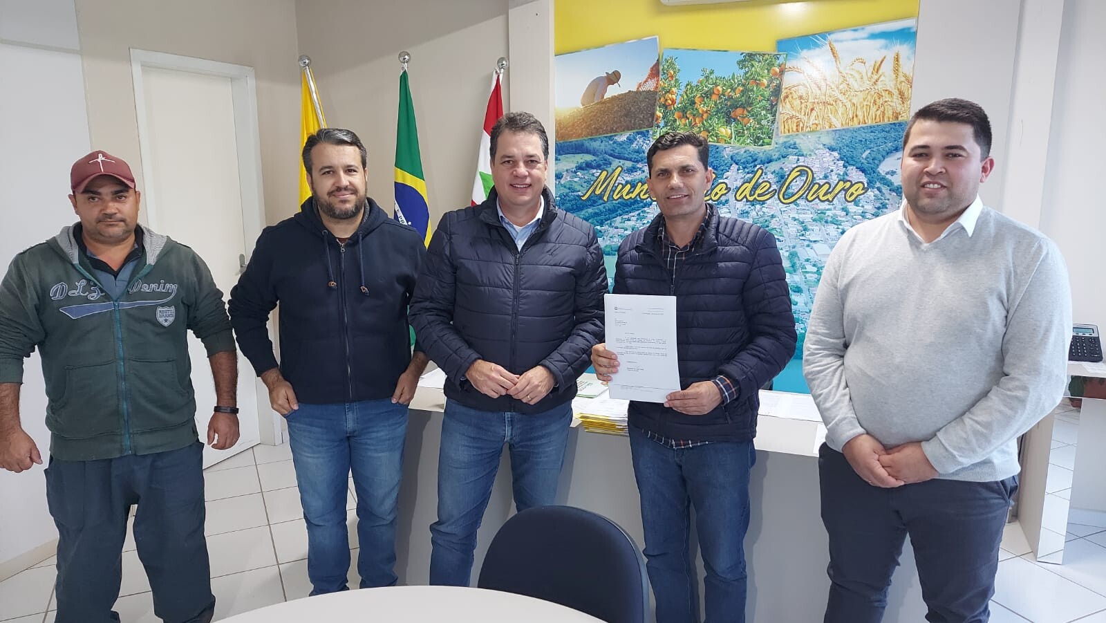 deputado Rodrigo Minotto e lideranças de Ouro
