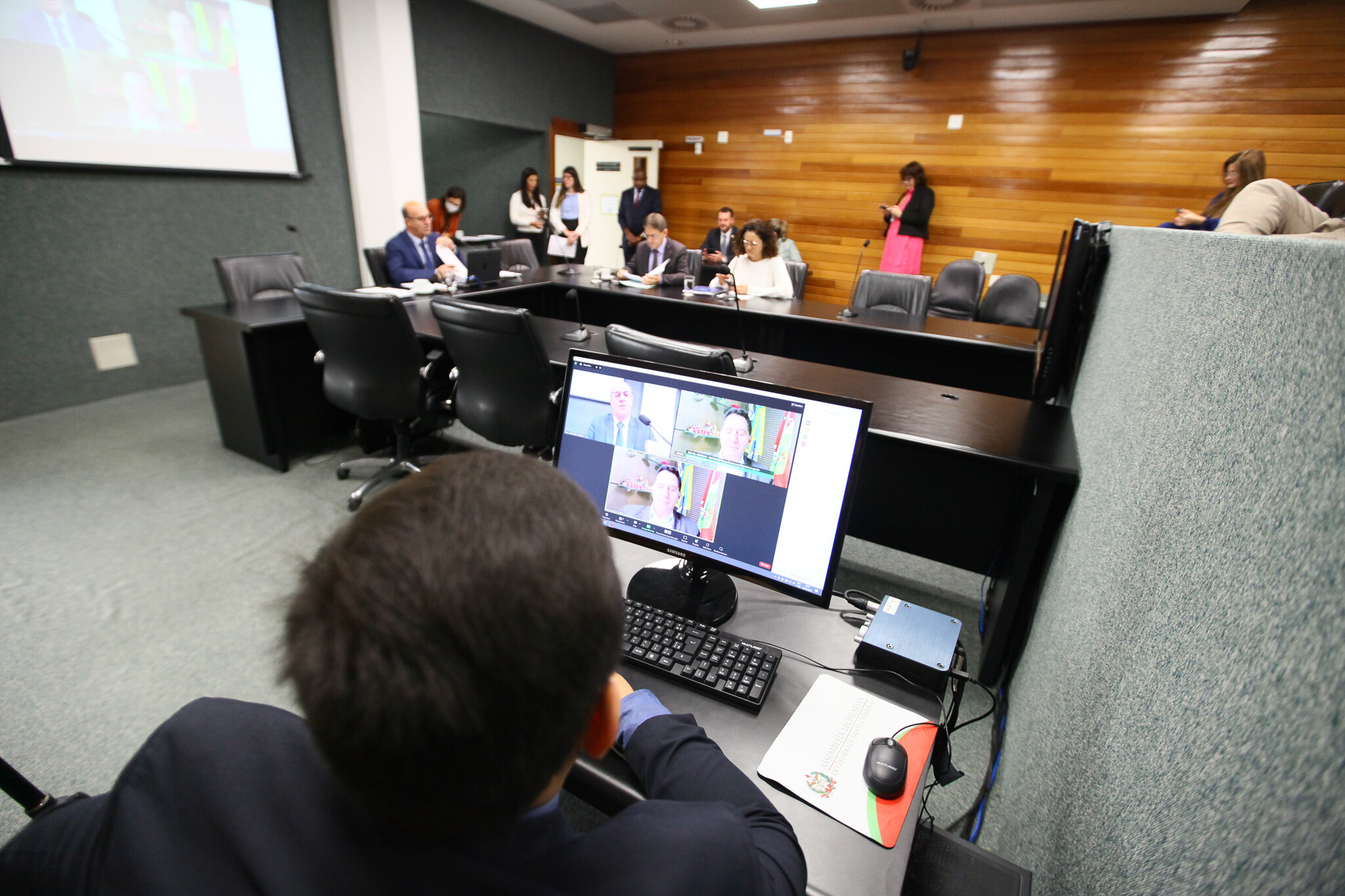 A reunião da Comissão de Agricultura aconteceu de forma presencial e por videoconferência.
