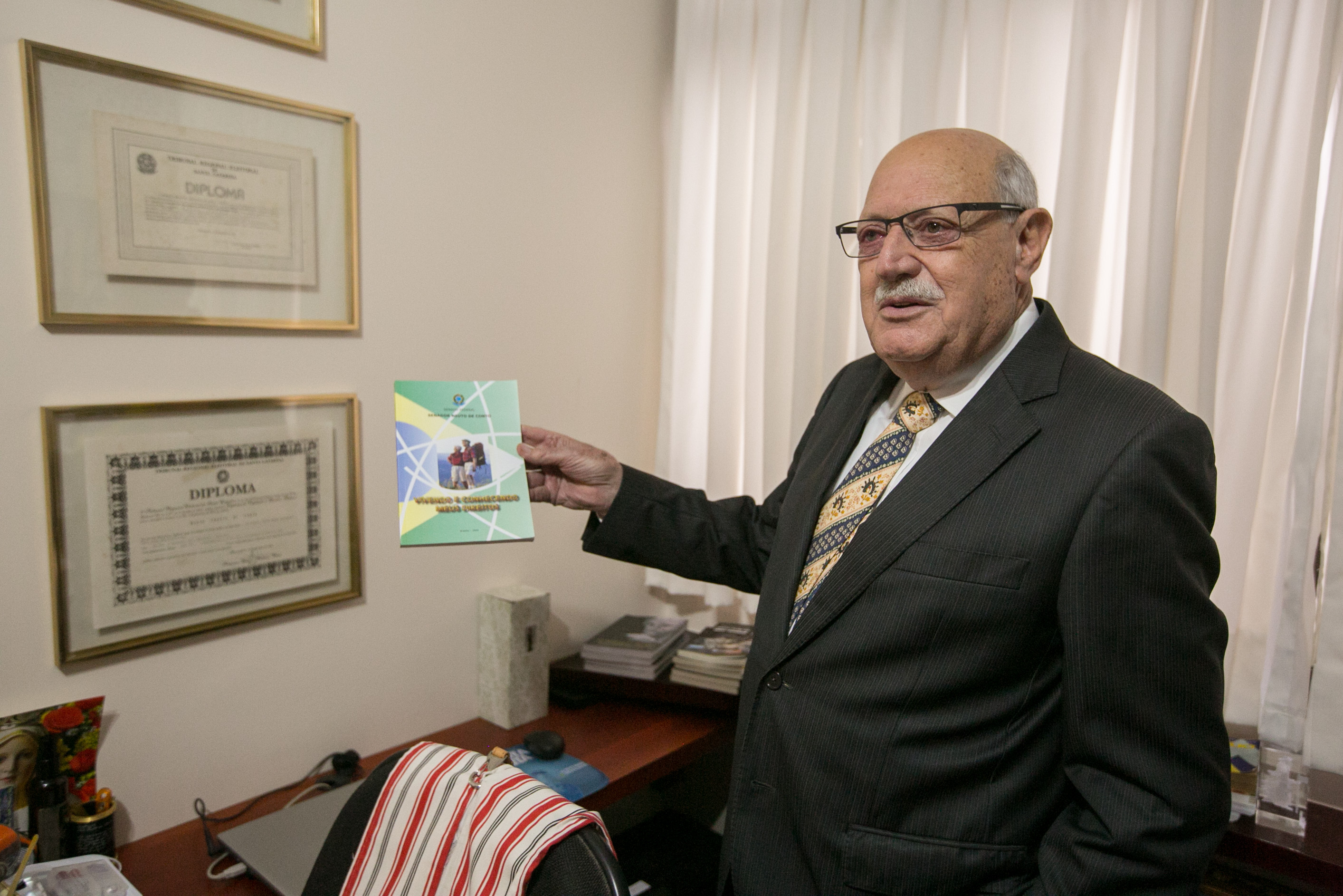 Ex-senador Neuto de Conto