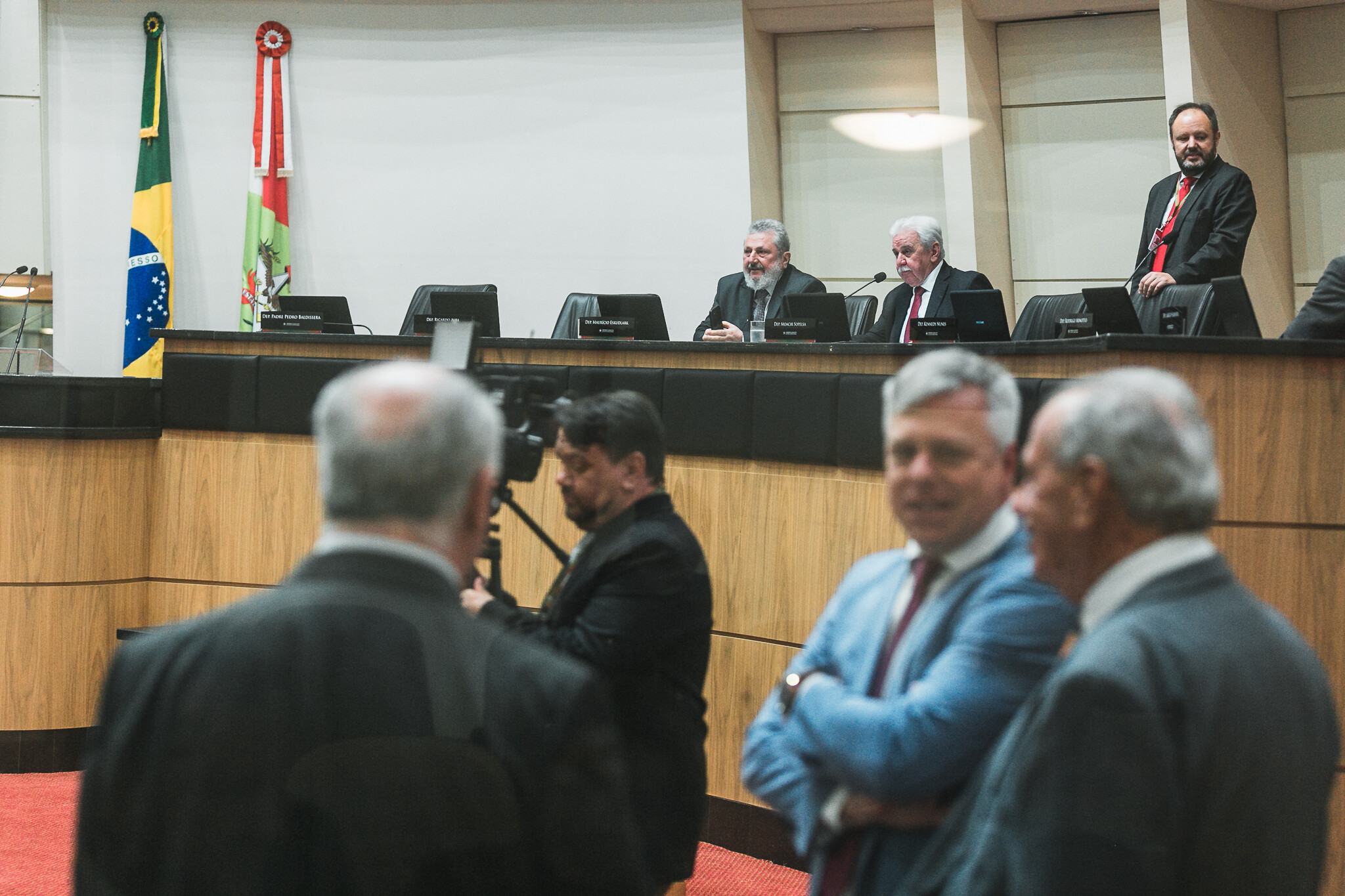 Deputados debatem abandono do Oeste e licença ambiental para trilhas