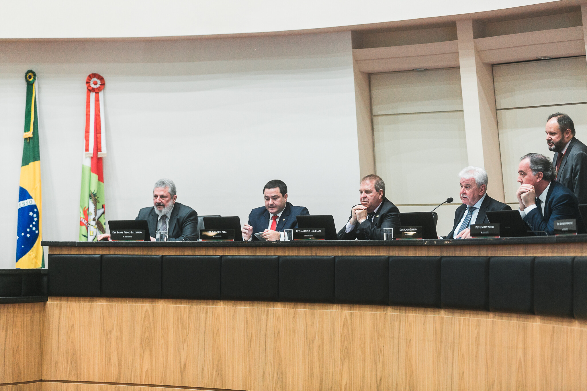Sessão tem defesa da Celesc pública e elogio à empresa do Oeste