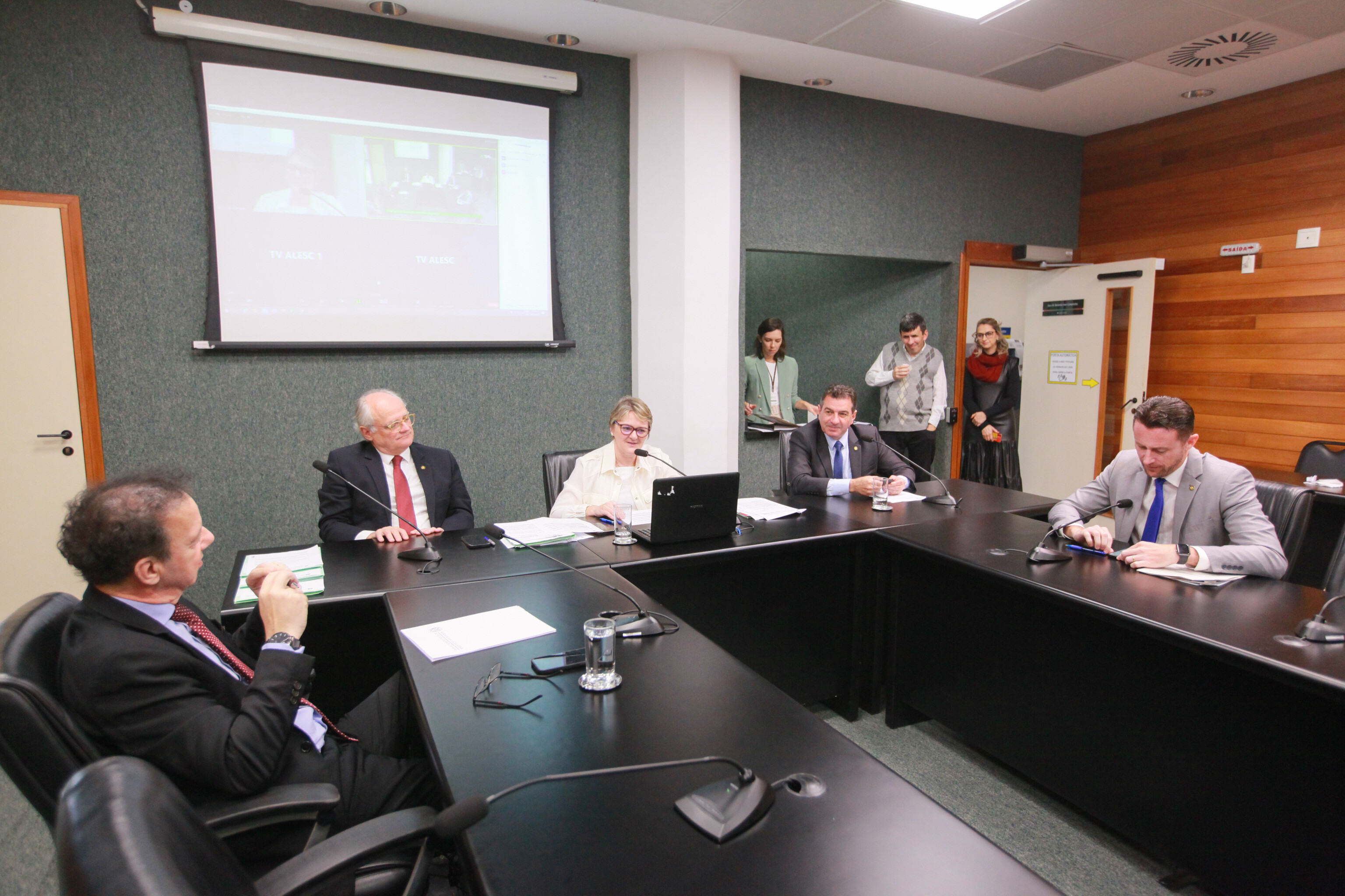 Violência institucional contra estudantes é tema de PL aprovado em comissão