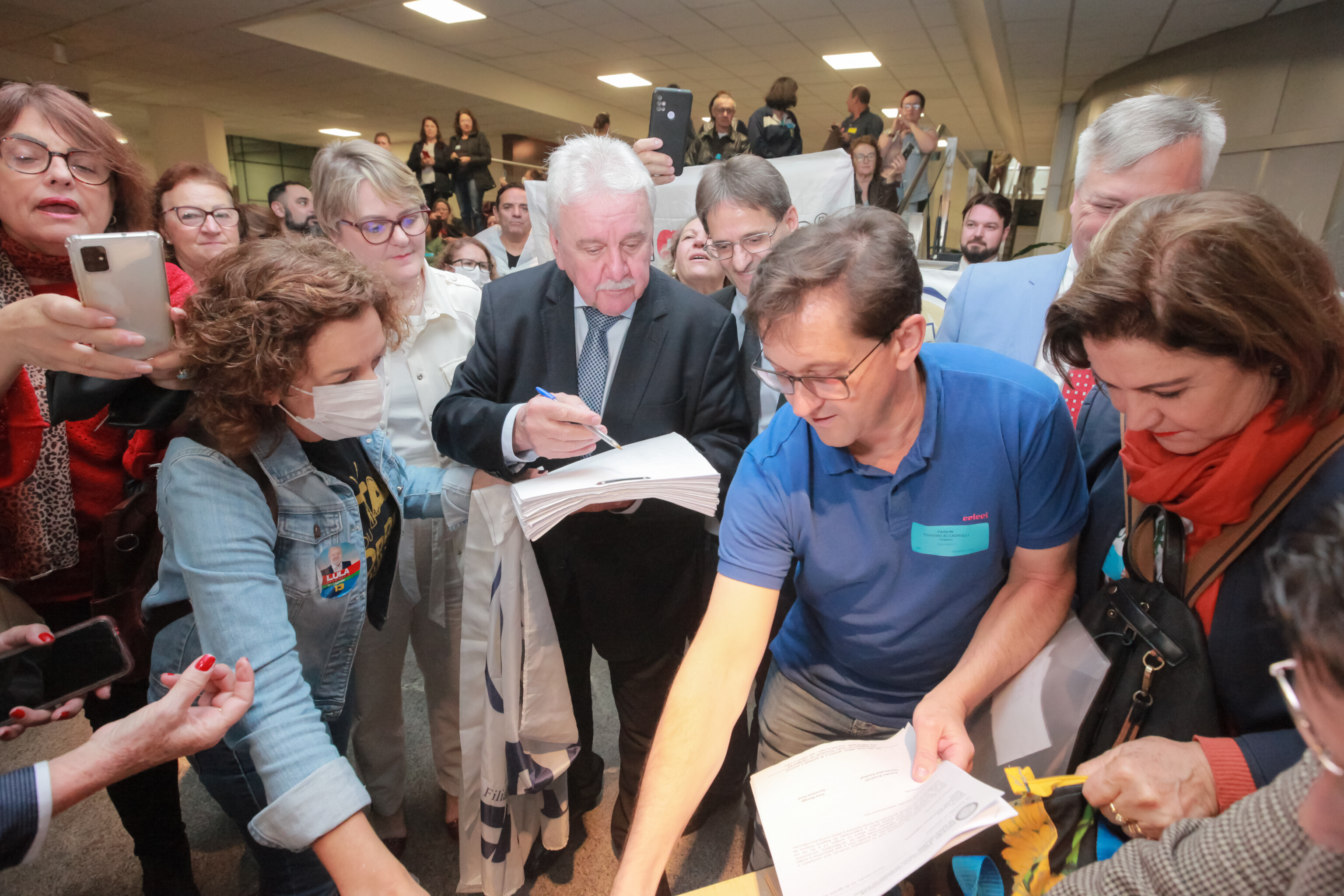 Deputado Moacir Sopelsa recebe as assinaturas