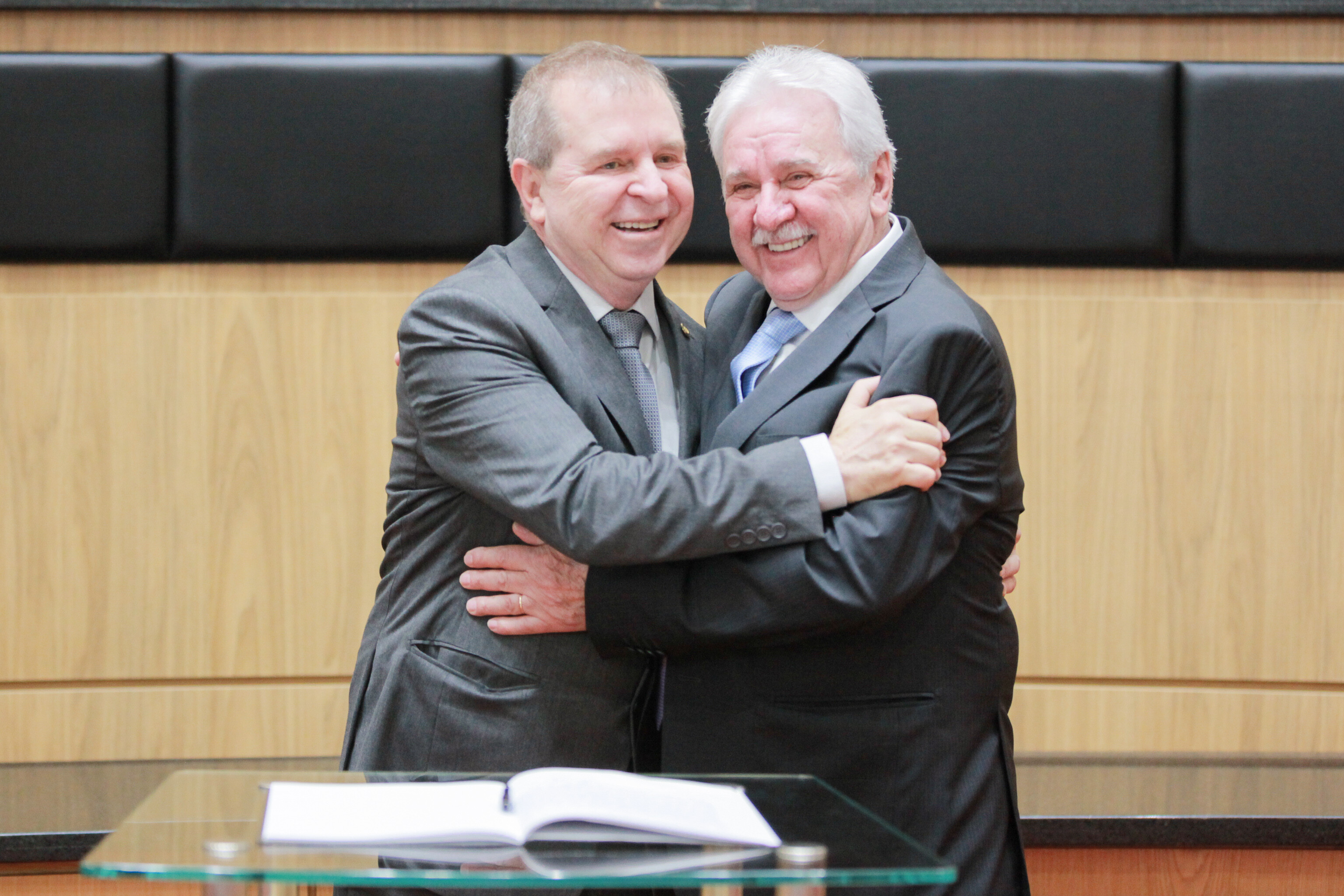 Deputados Mauricio Eskudlark e Moacir Sopelsa durante o ato de transmissão do cargo de presidente da Assembleia Legislativa.