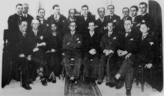 Com a bancada dos deputados que elegeram Nereu Ramos (ao centro) como governador, em 1935. FOTO: livro - Perfis Parlamentares: Nereu Ramos