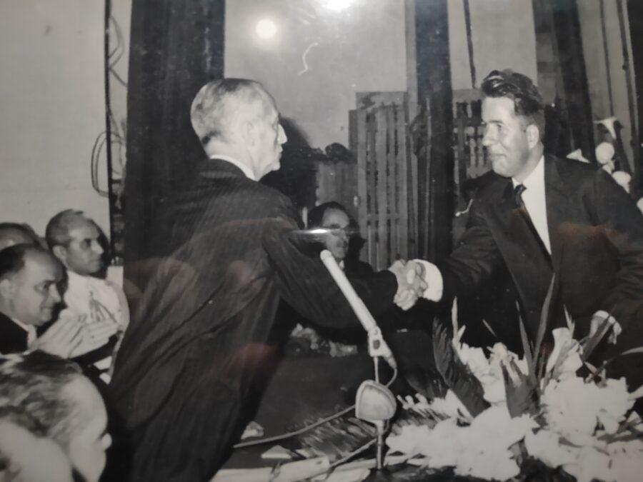 A posse de Paulo Stuart Wright na Assembleia Legislativa, em 1963; atuação do parlamentar junto aos movimentos populares e operários causou incômodo, inclusive dentro da Alesc