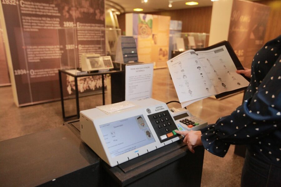 Urnas no hall da Alesc para que os eleitores possam treinar a sequência de votação