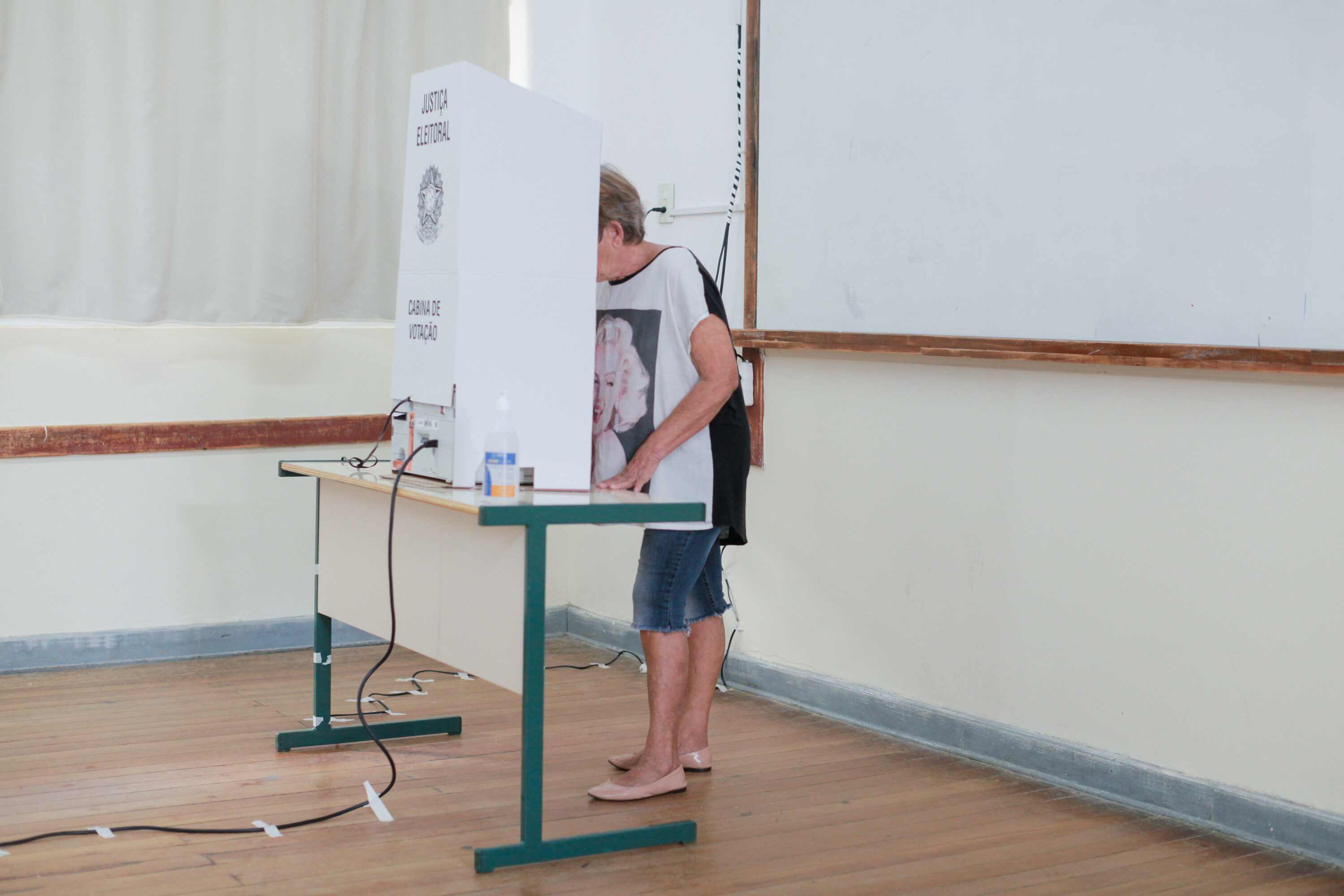 Eleitores voltam às urnas neste domingo (30) para votar em governador e presidente