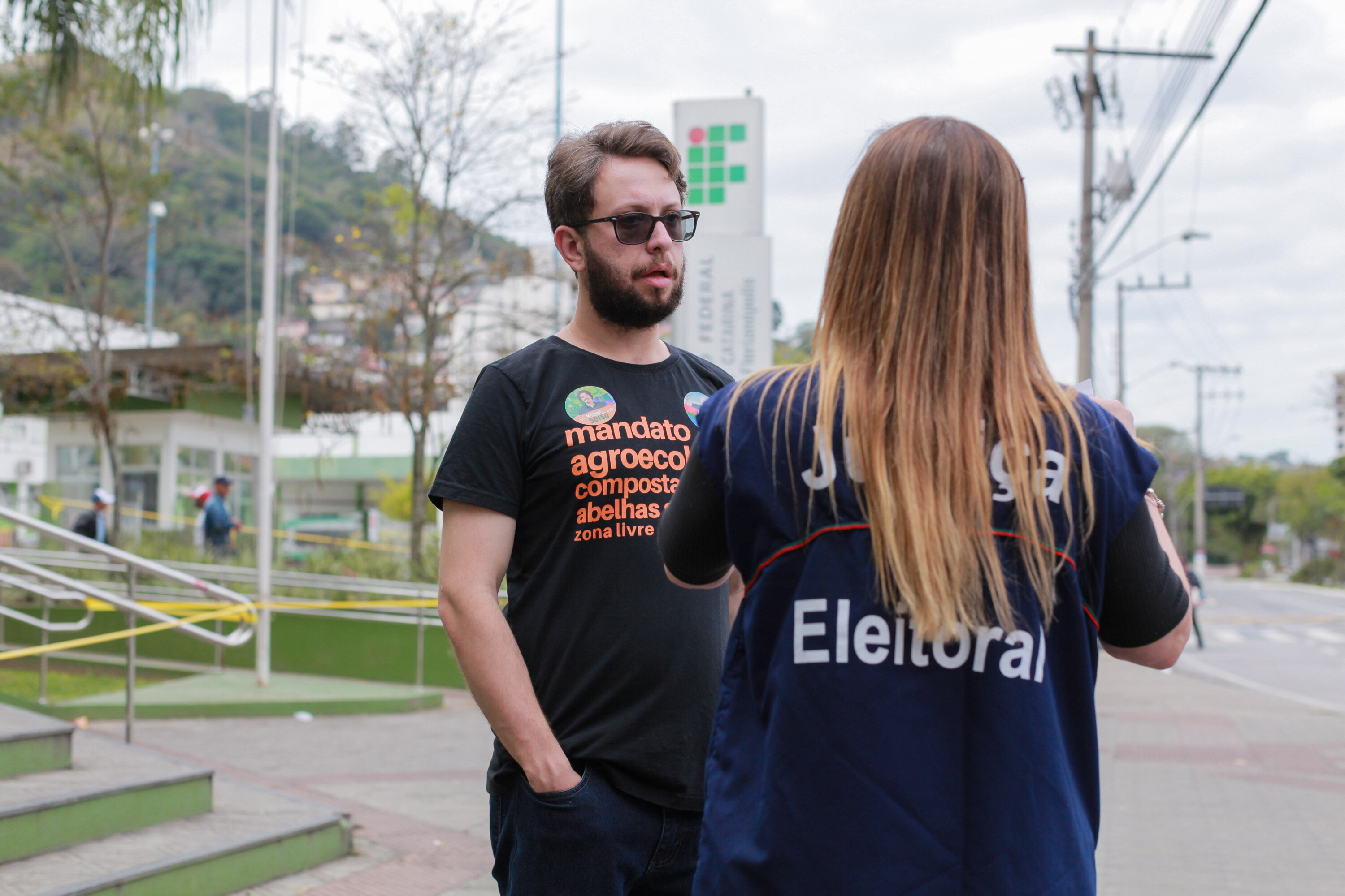 Fiscais de partidos e federações partidárias atuam desde cedo