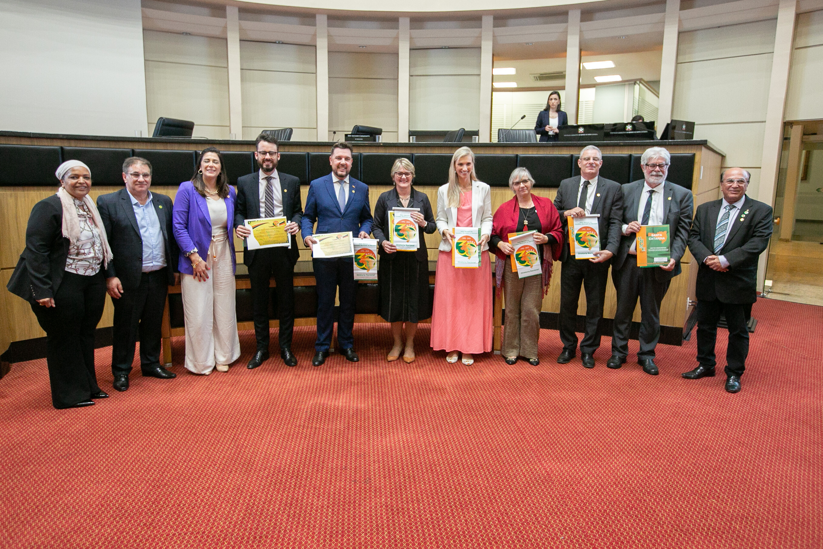 Alesc presta homenagem aos 30 anos da Uncme
