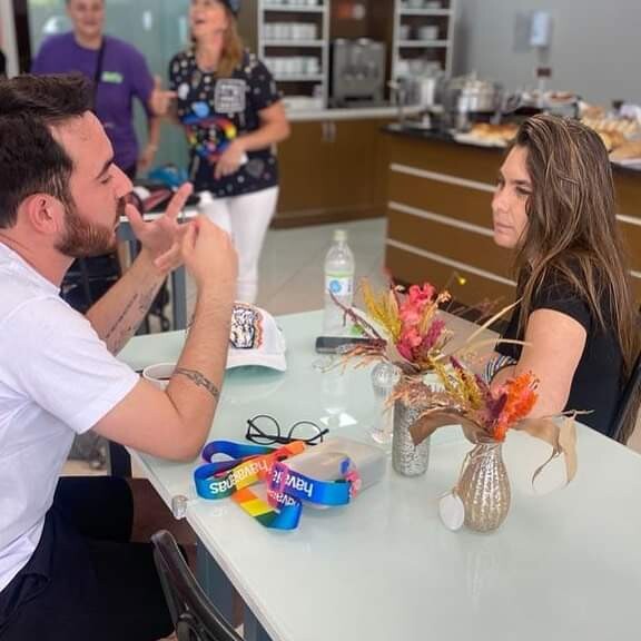 Paulinha conversa com o cientista Gustavo Ribeiro. FOTO: Divulgação