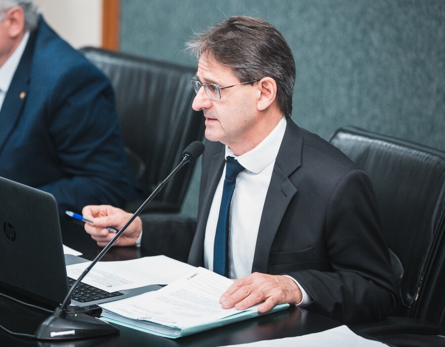 Deputado Neodi Saretta no comando da reunião da Comissão de Saúde