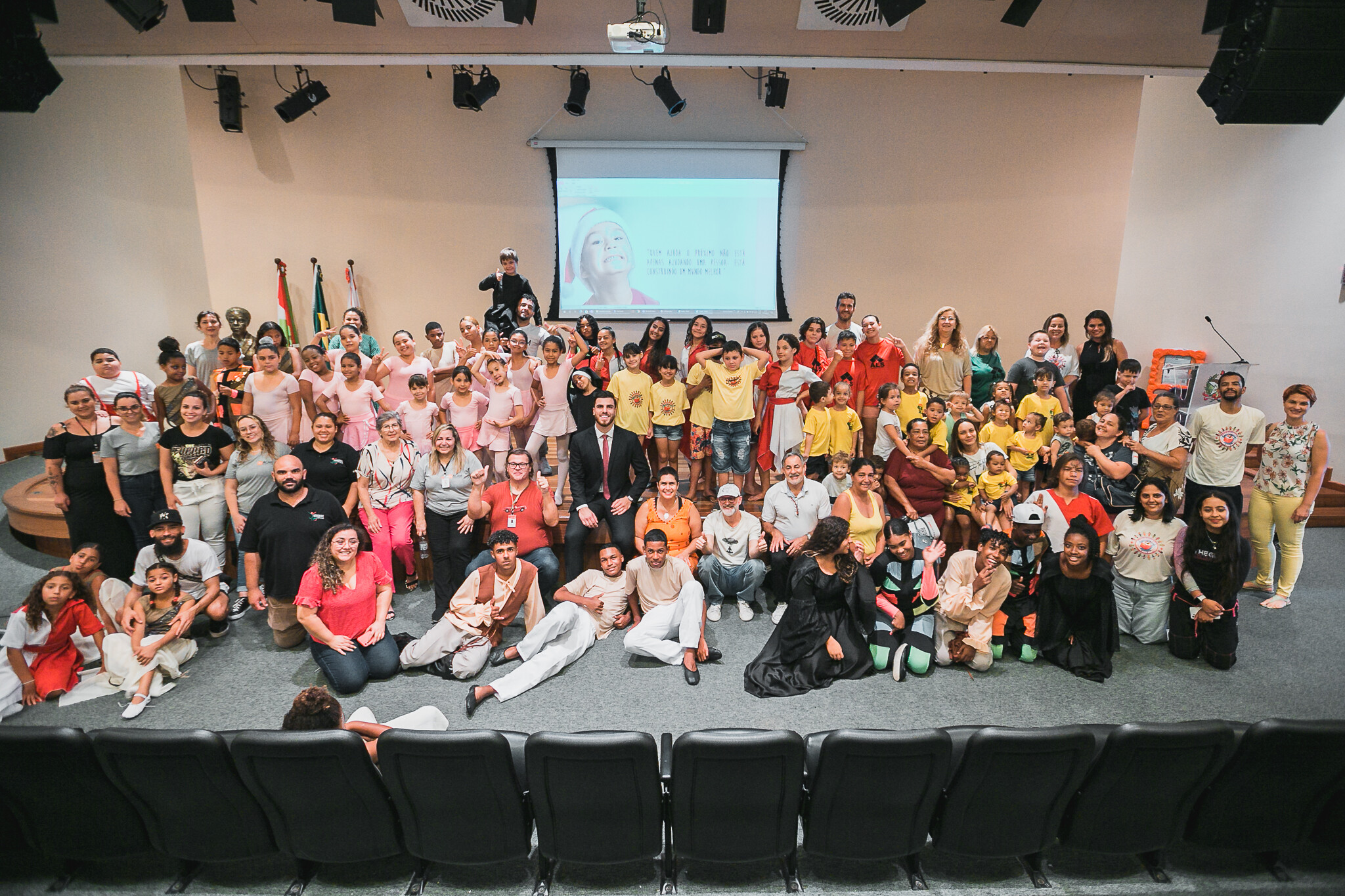 Natal cultural e solidário reúne crianças de comunidades carentes