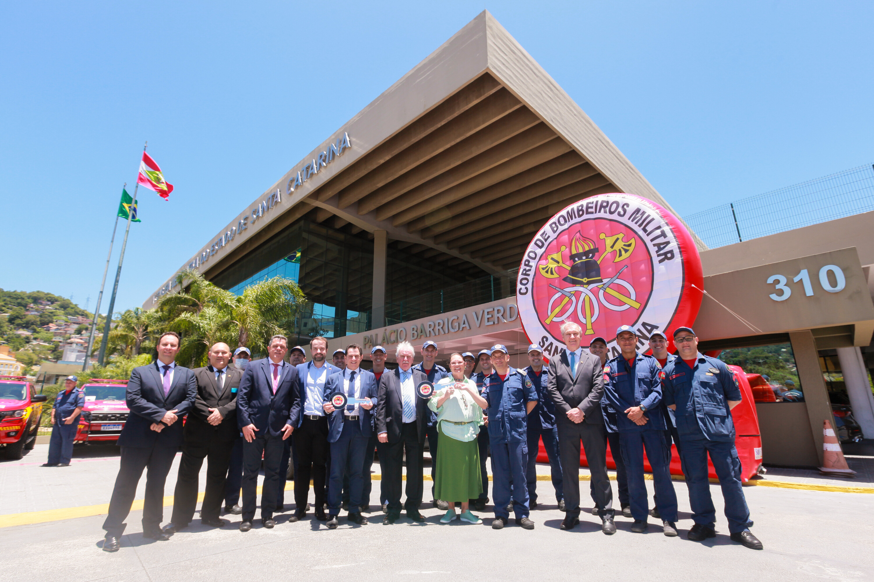Parlamentares e bombeiros militares apresentam as viaturas