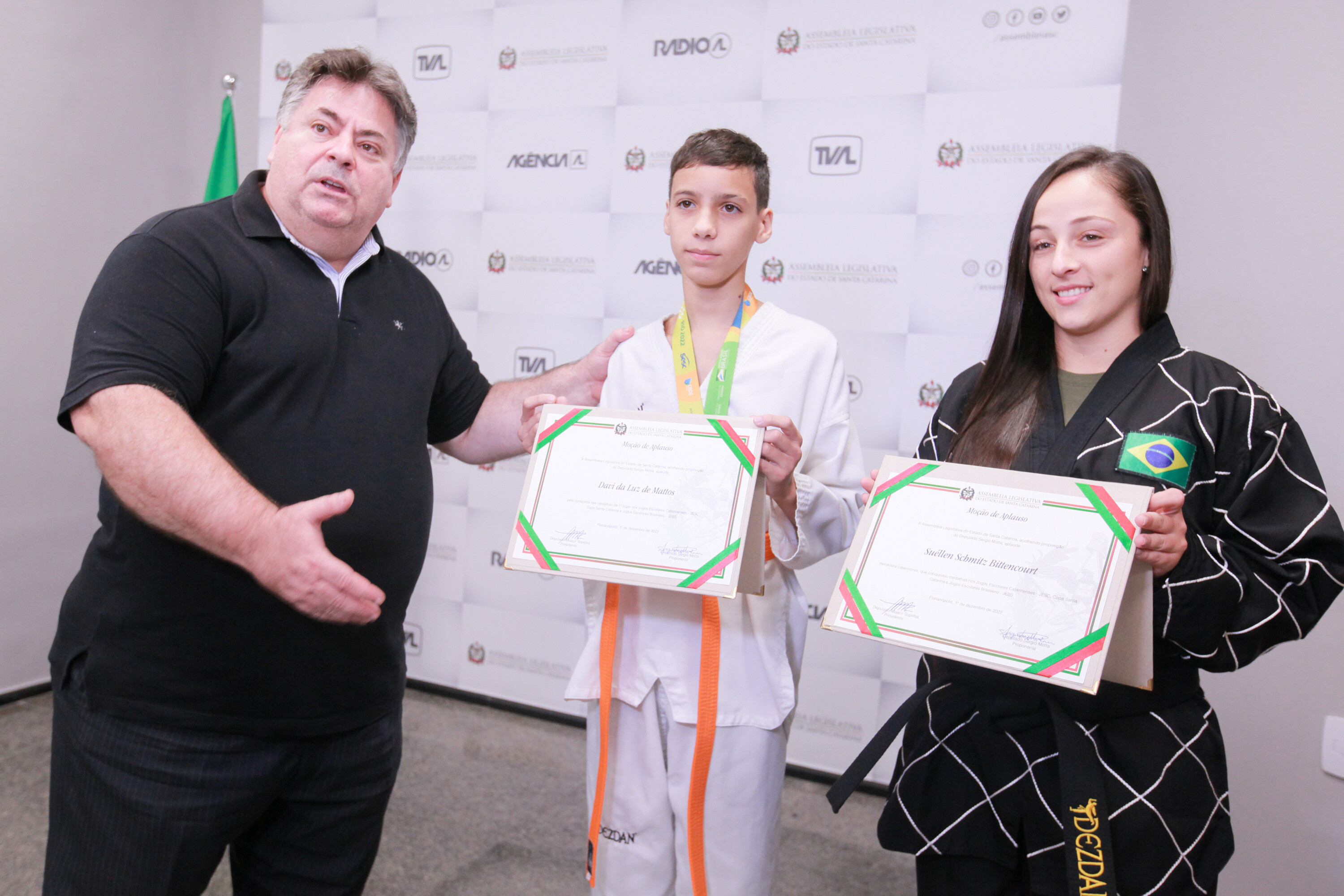 Atleta de taekwondo e treinadora recebem moção de aplauso da Alesc