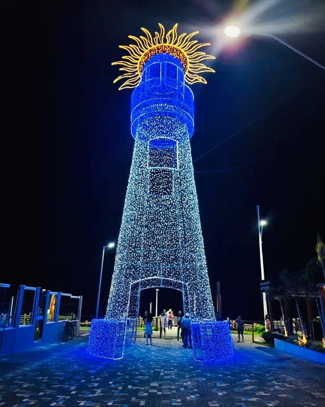 Em Bombinhas, Paulinha chama atenção para a linda decoração natalina