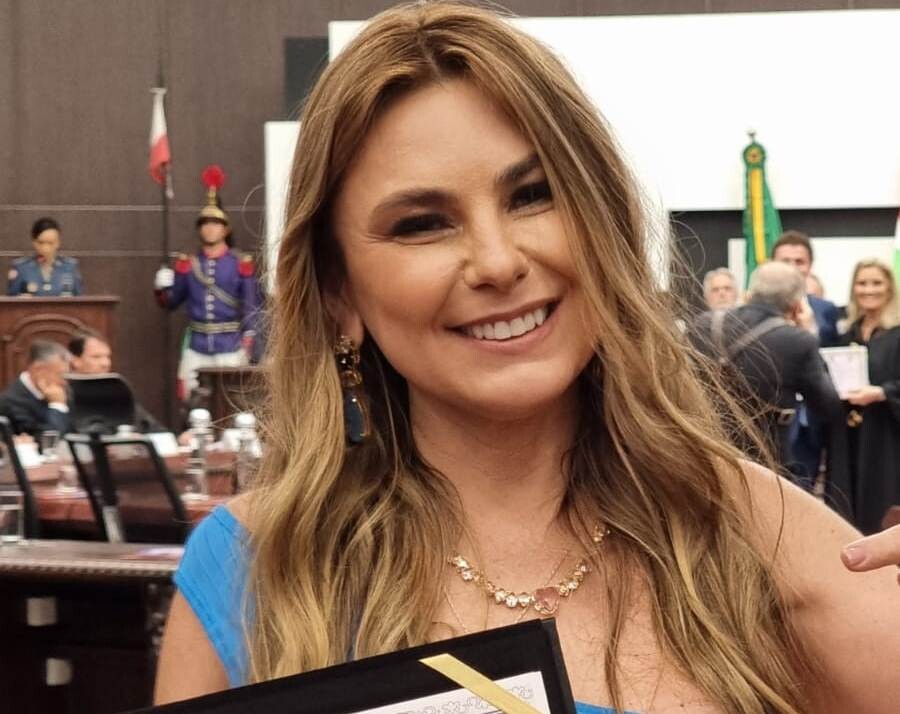 Deputada Paulinha com o diploma de deputada estadual.