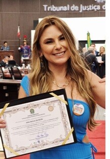 Deputada Paulinha com o diploma de deputada estadual.