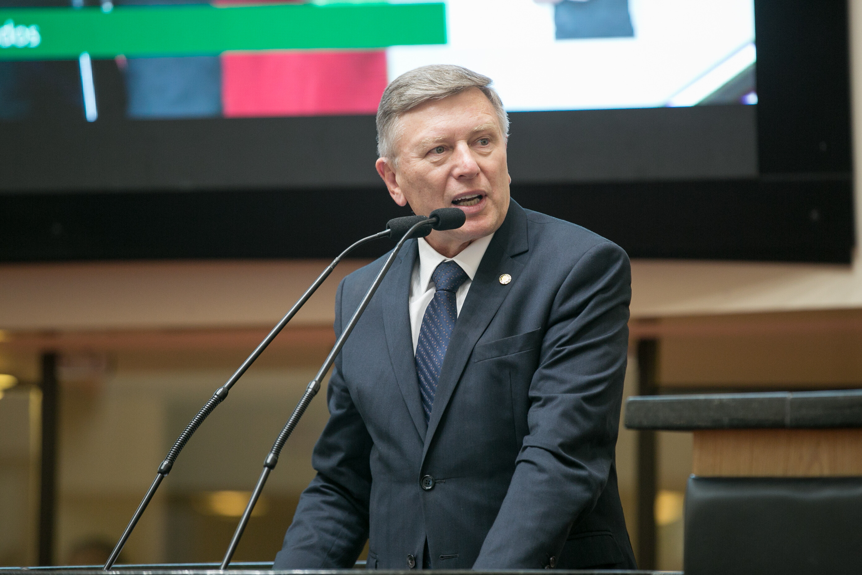 Deputado Milton Hobus.