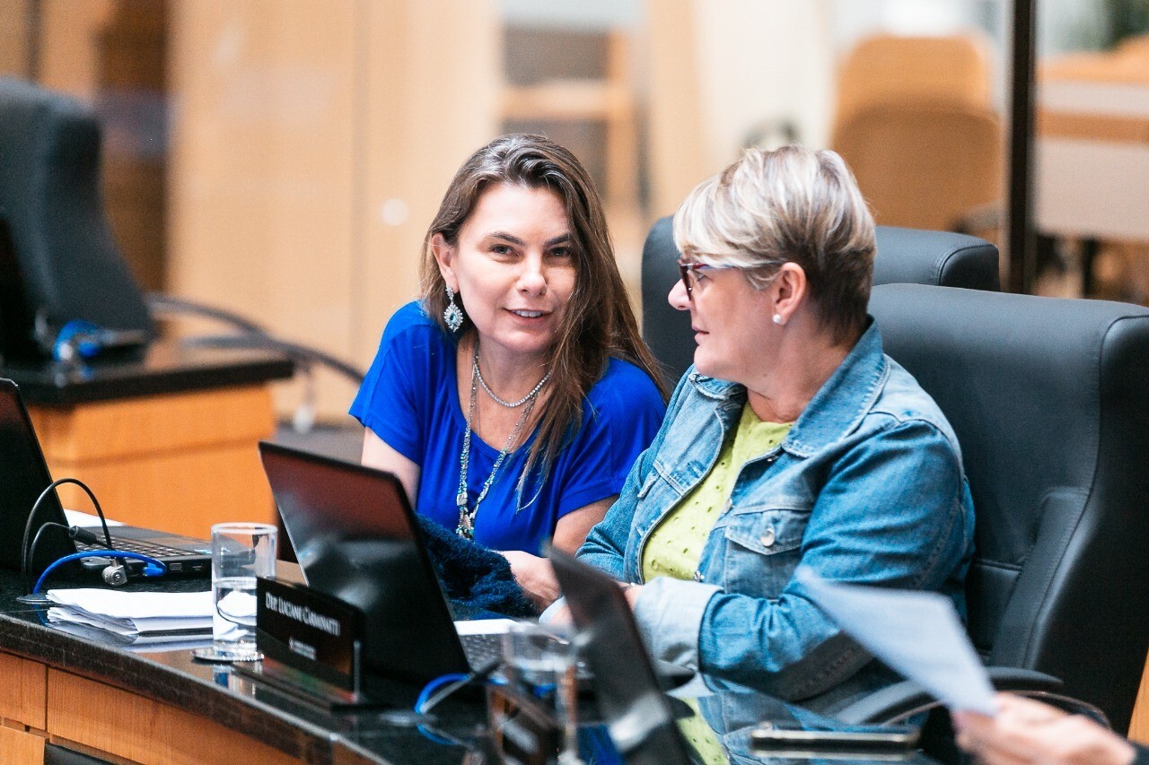 Deputadas Paulinha e Luciane Carminatti. Foto: assessoria parlamentar.