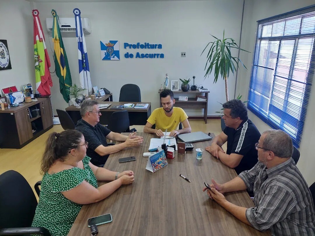Reunião com prefeito e lideranças na prefeitura de Ascurra. FOTO: Divulgação