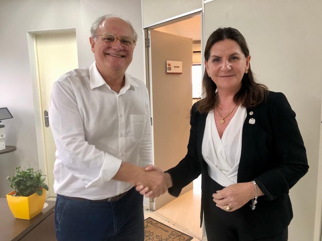 Deputado Dr. Vicente Caropreso (PSDB) se encontra com a secretária de Estado da Saúde, Carmem Zanotto. FOTO: Assessoria de Imprensa.
