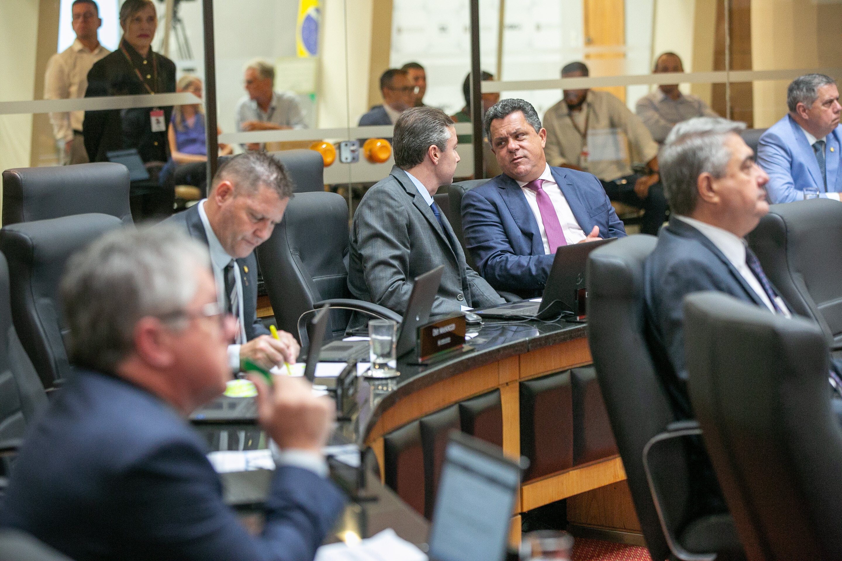 Estado para obras para revisar execução e deputados reagem