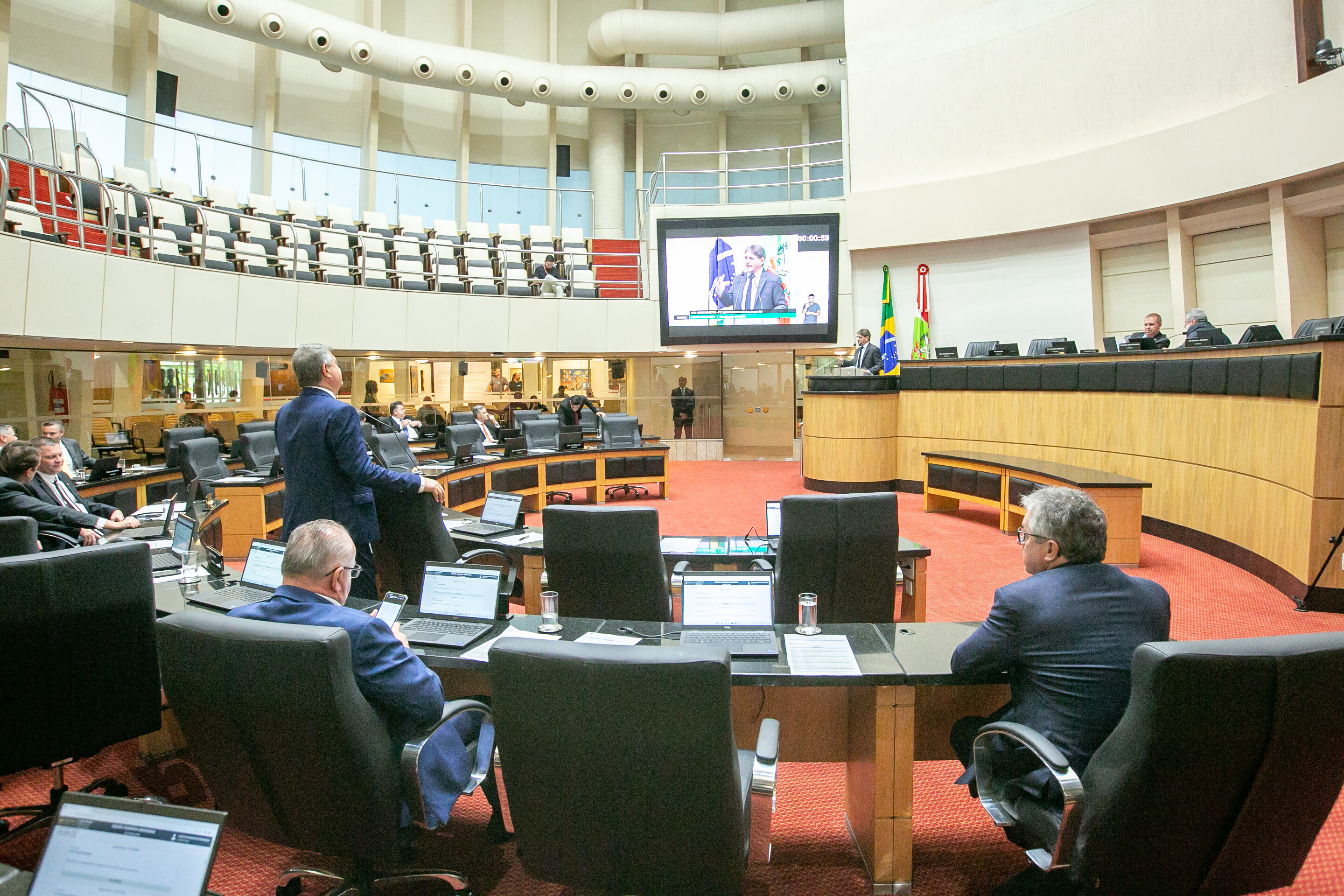 Crimes cibernéticos e nota fiscal eletrônica preocupam deputados
