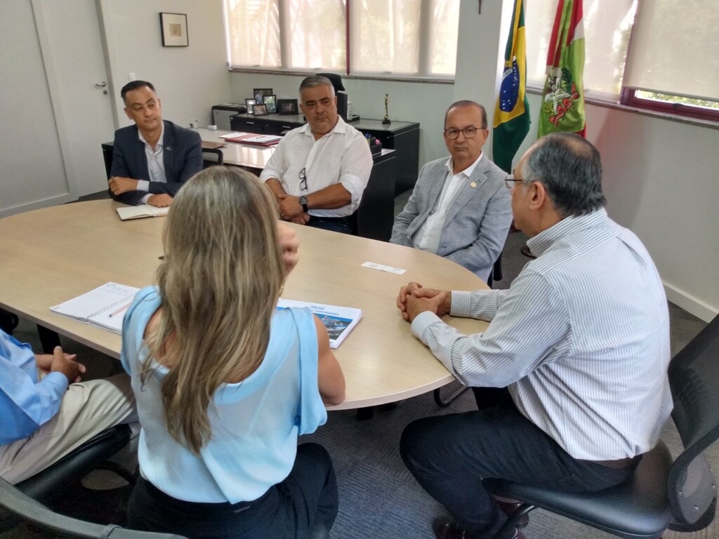 Deputo Sargento Lima (PL) participa de reunião com o governador e empresários sobre o Porto de São Francisco do Sul. FOTO: Assessoria de Imprensa