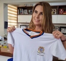 Deputada Paulinha com o uniforme escolar de 2023