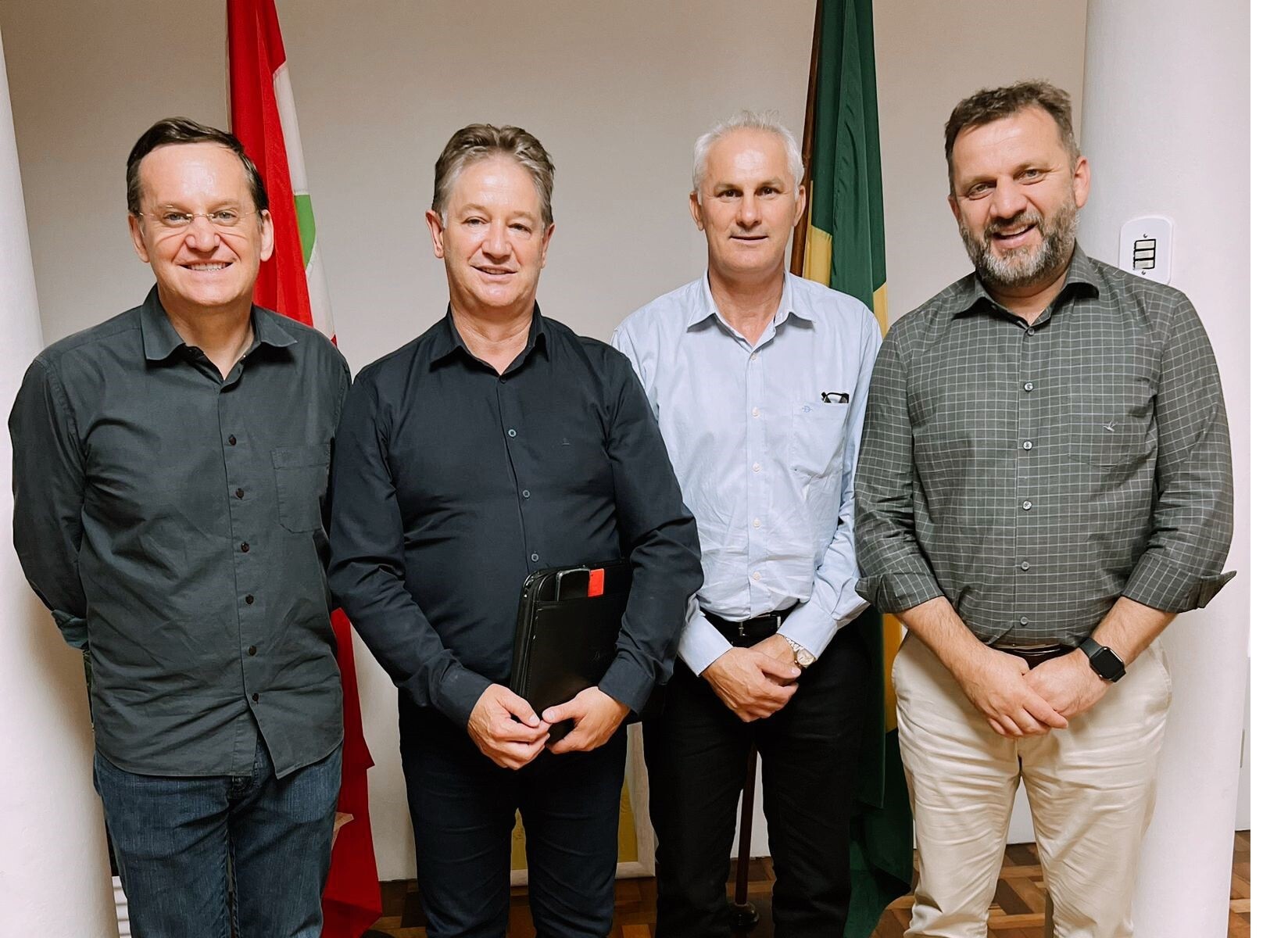 Secretário Comper recebendo as demandas do município de Vargeão FOTO: Ascom deputado Jair Miotto