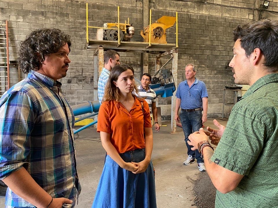 Deputado Marquito e equipe do gabinete em visita a uma biofábrica