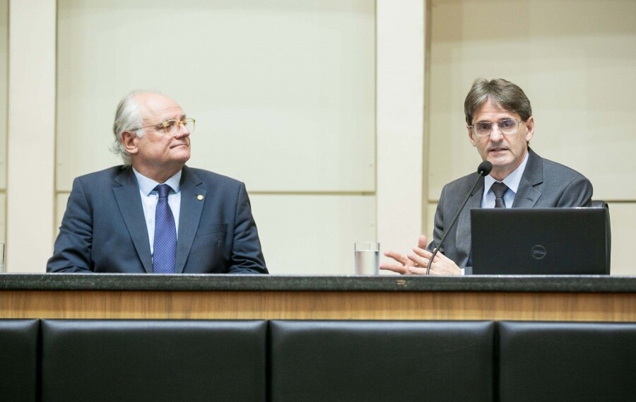 Deputado Neodi Saretta ao microfone