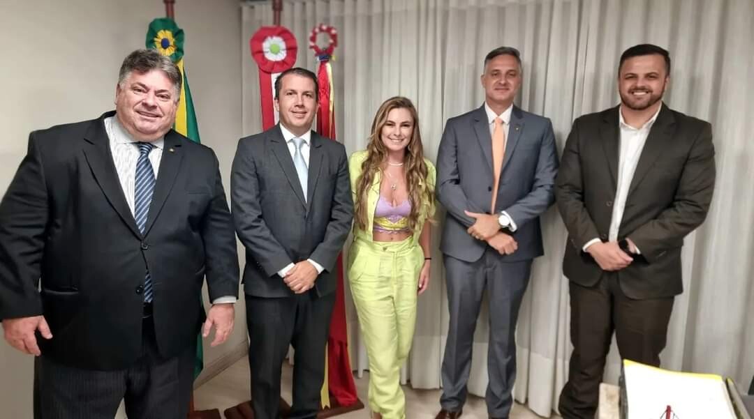 Deputada Paulinha e os colegas do bloco parlamentar