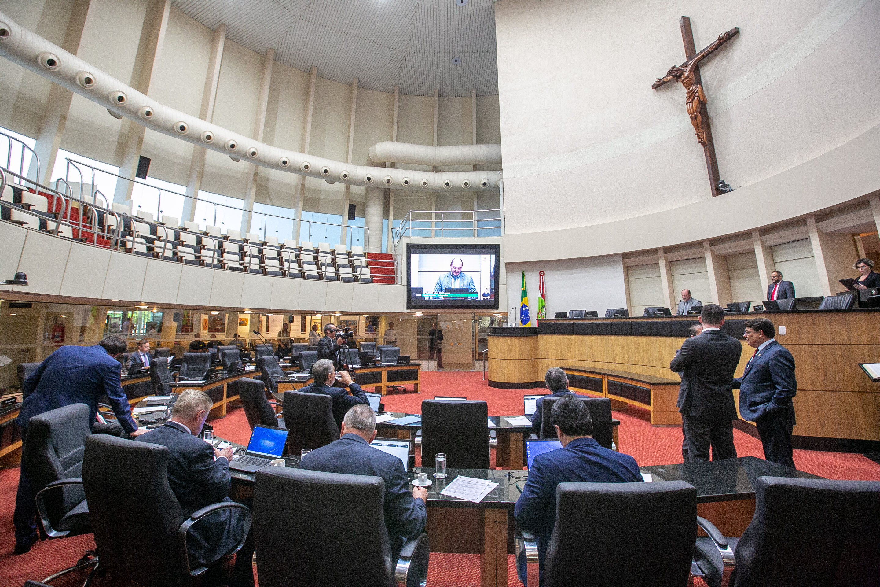 Parlamentares defendem nivelar gratificações no Executivo