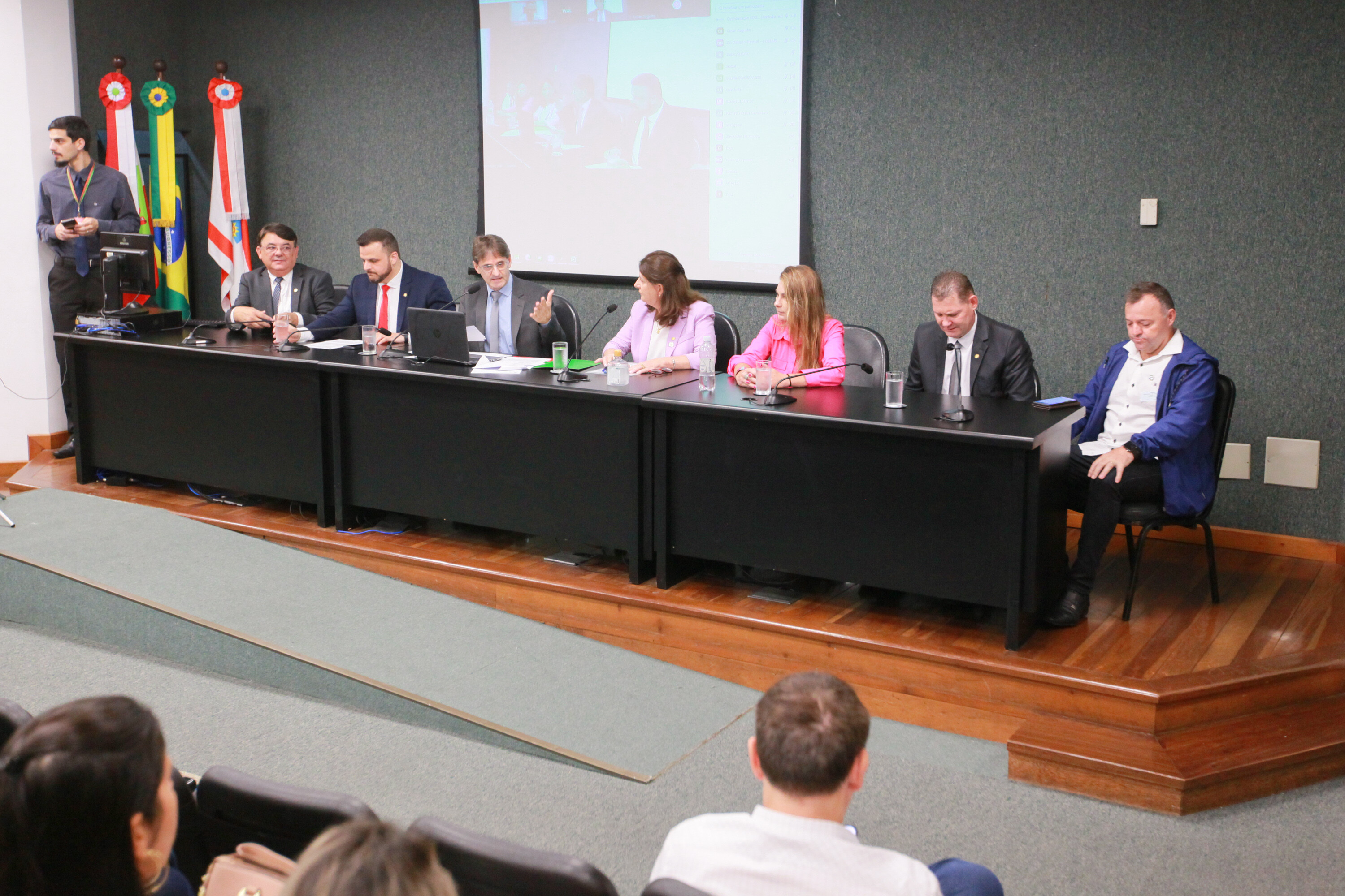 Deputado Neodi Saretta (ao microfone) comandou os trabalhos