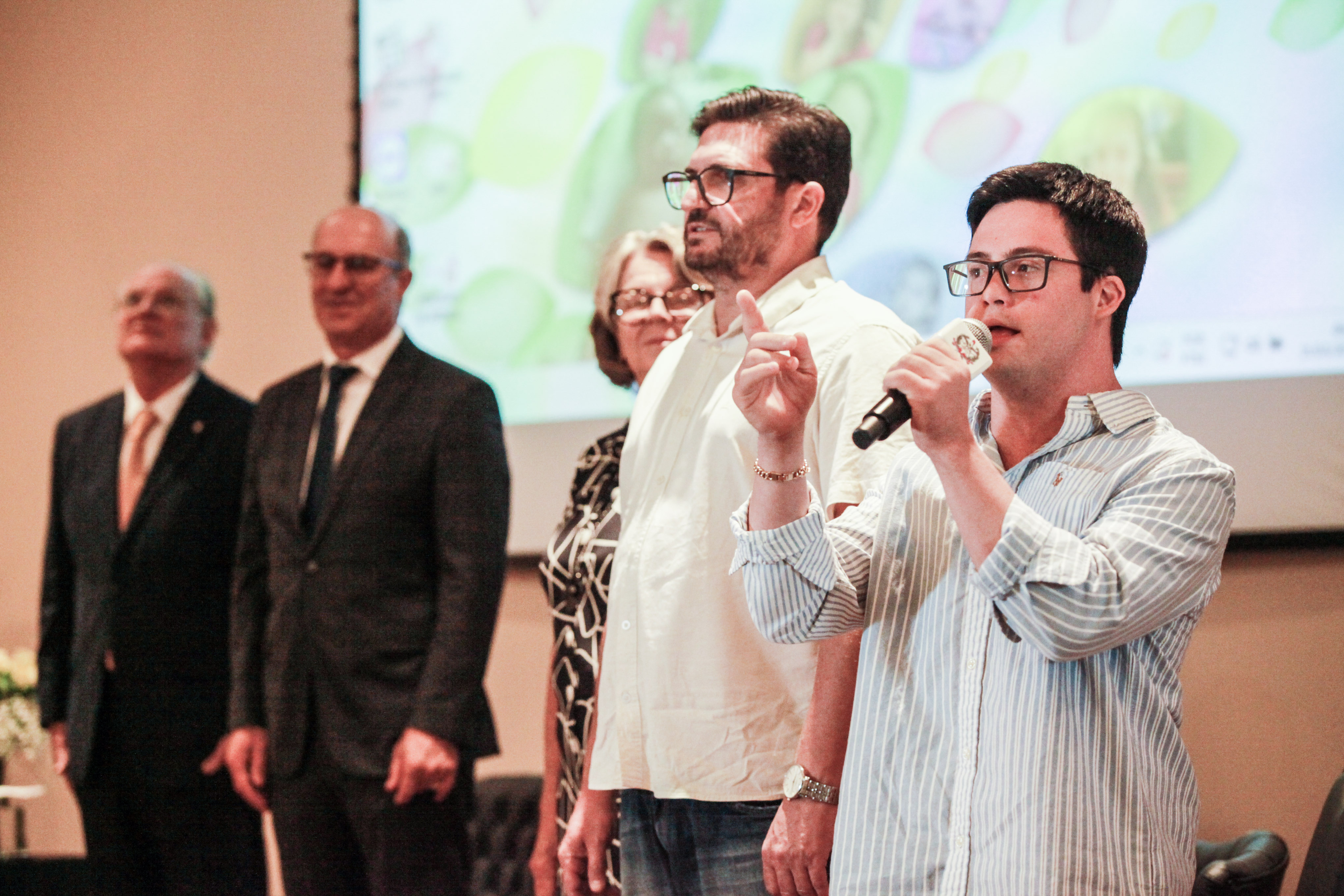 Abner Roger Fernandes (cantando) Foto:Solon Soares/Agência AL