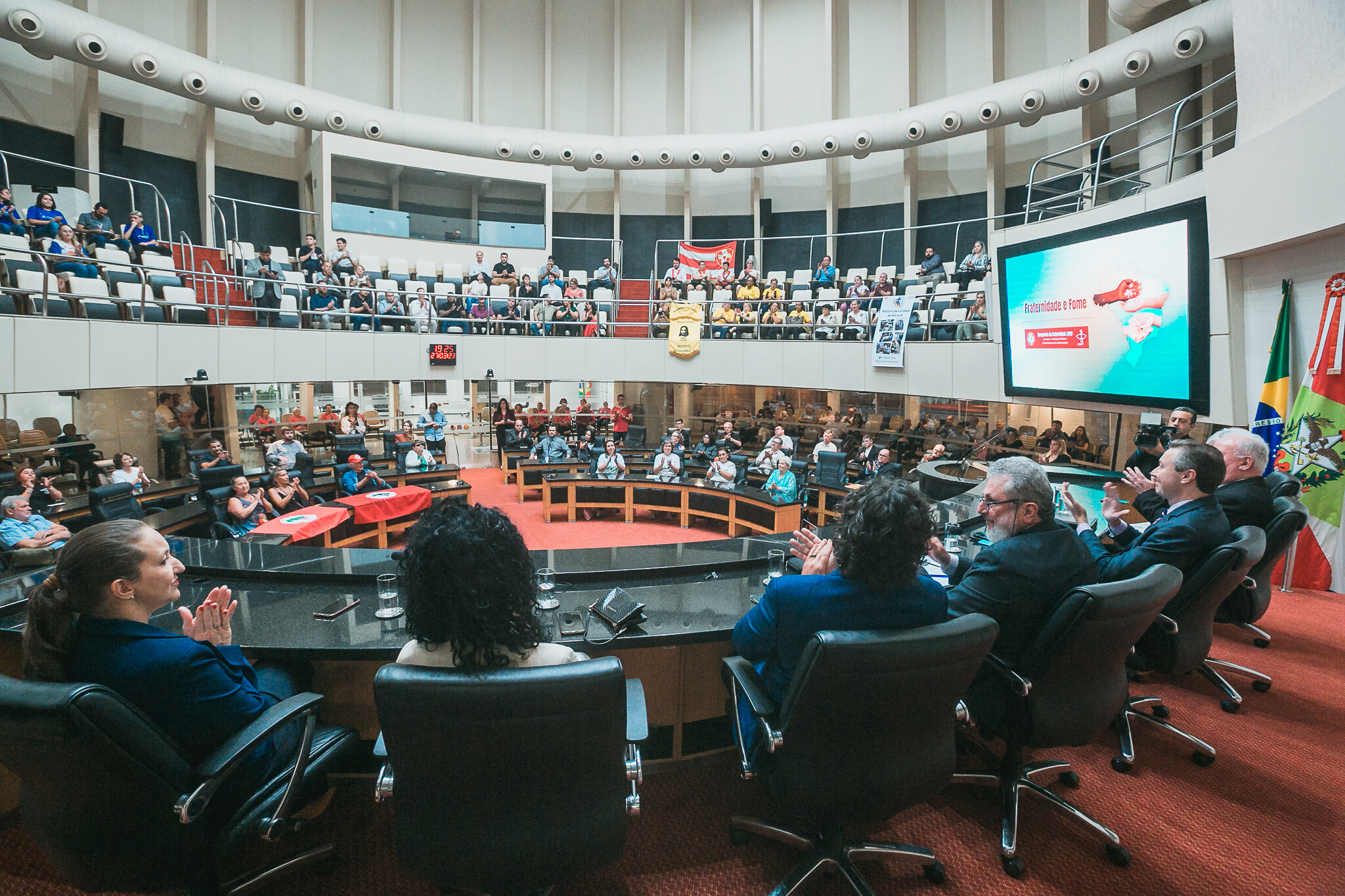 Parlamento homenageia pessoas e entidades que agem contra a fome