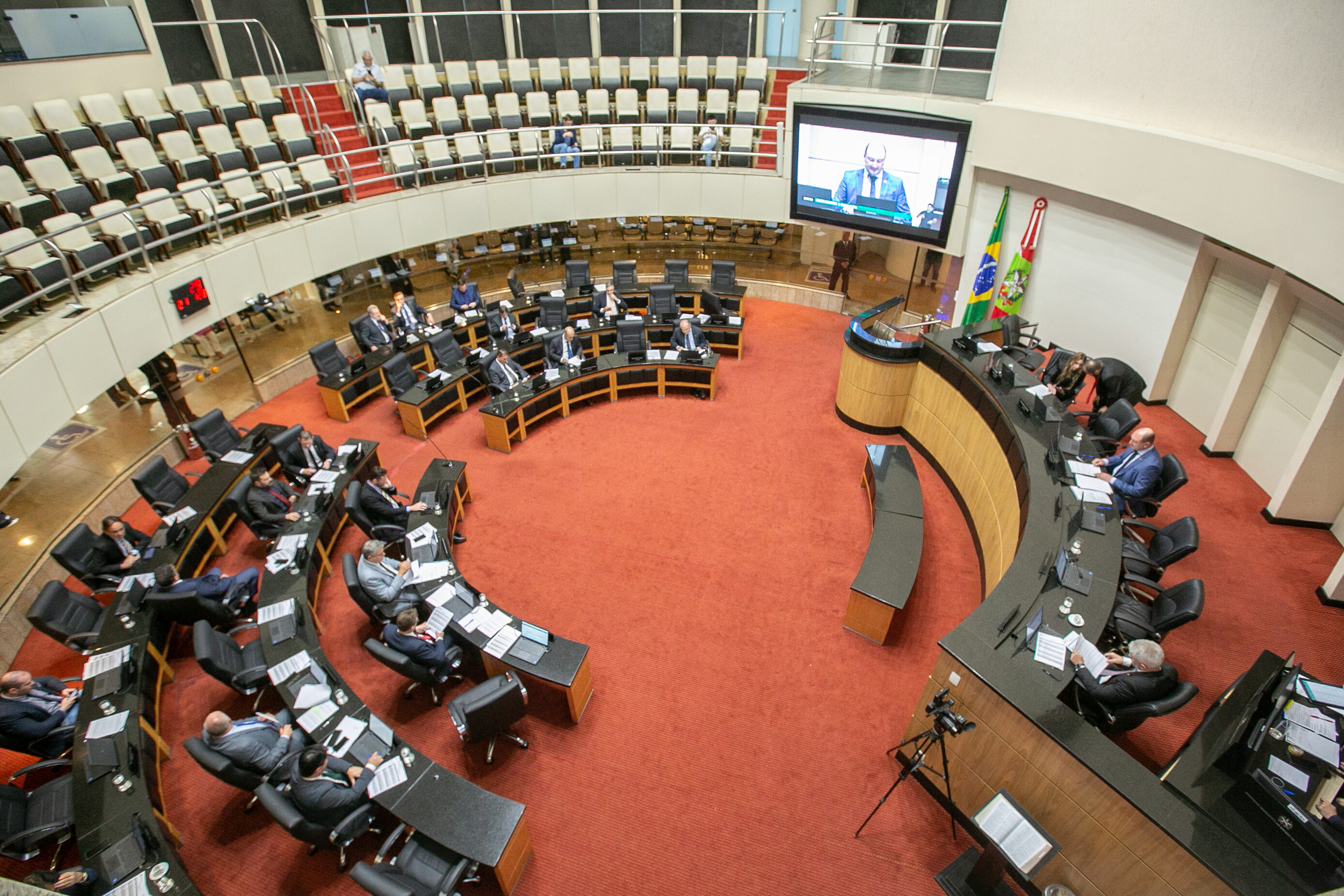 Plenário aprova PL sobre câmeras em escolas e admite MPs da reforma