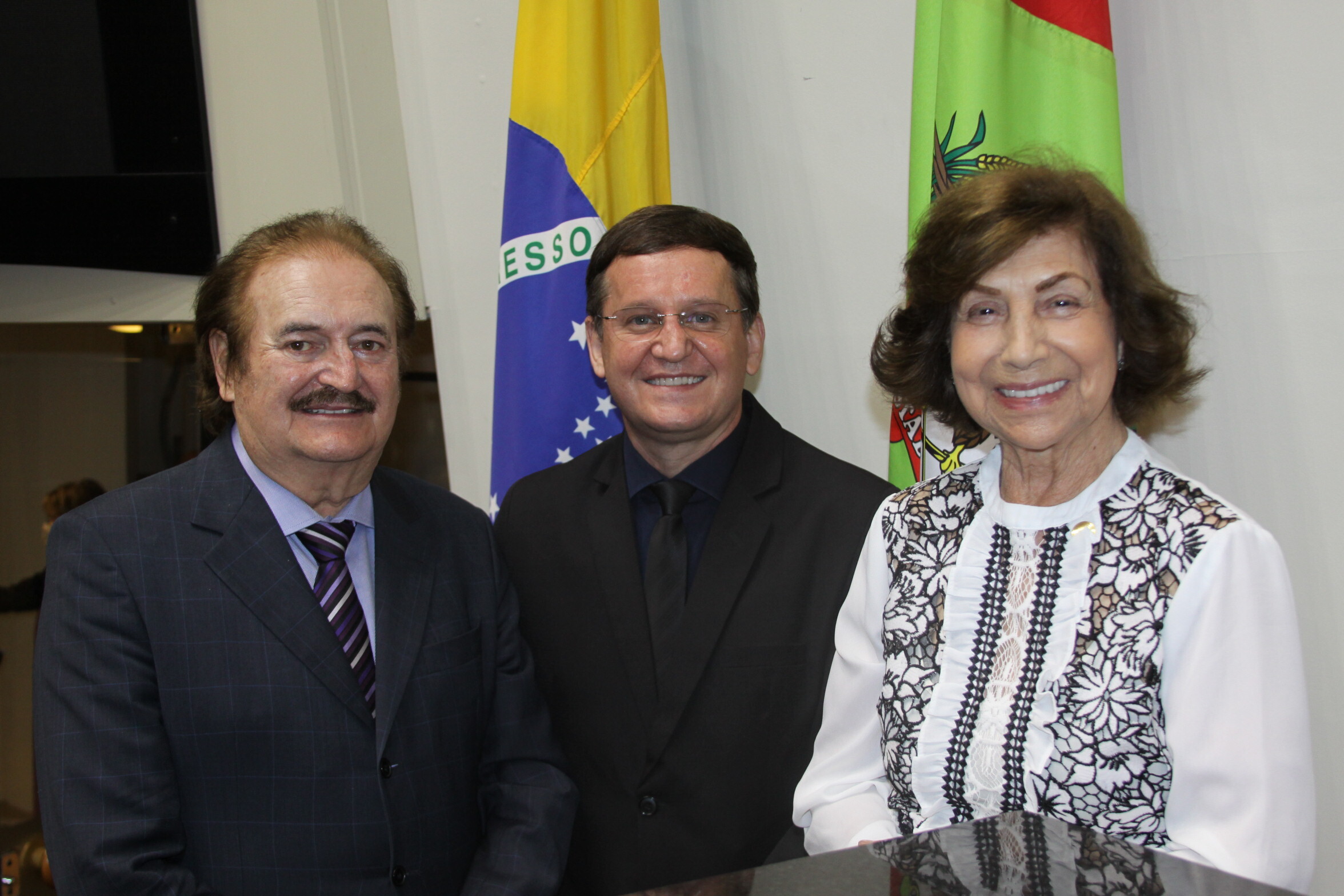 Deputado Miotto juntamente com os missionários Noely e Narcizo Parisotto FOTO: Ascom deputado Jair Miotto